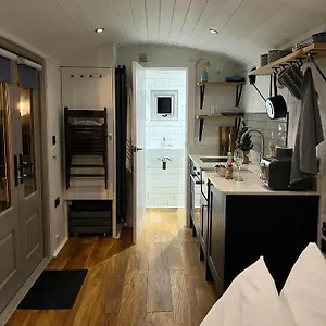 https://luxury-shepherds-hut-the-sweet-pea-by-the-lake.yorkshirehotels.net